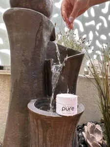 Pure Care mit wasser im Brunnen